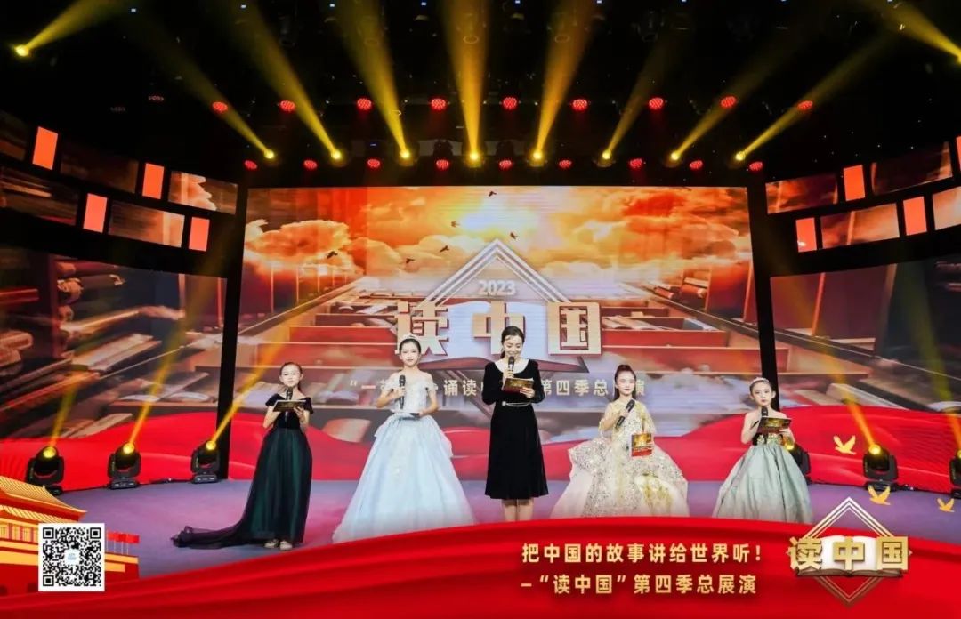 多功能小甜甜叉腿主动让小哥各式草逼剧照1